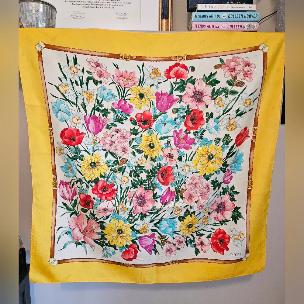 π« GUCCI - Vintage Floral 100% Silk Scarf, EUC - Picture 2 of 6